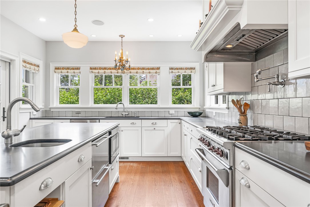 52 Avondale Road Westerly, RI 02891 - Photo 19 of 49