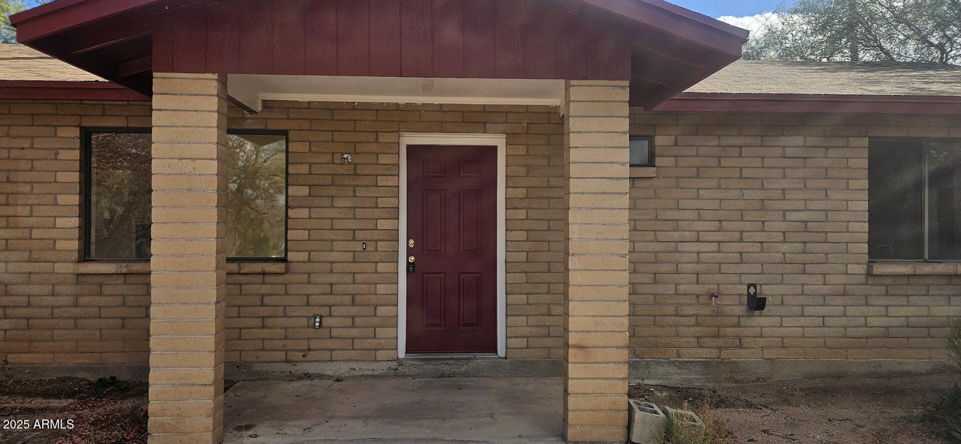 895 Via Esmeralda Rio Rico, AZ 85648 - Photo 2 of 16 20251120_113010