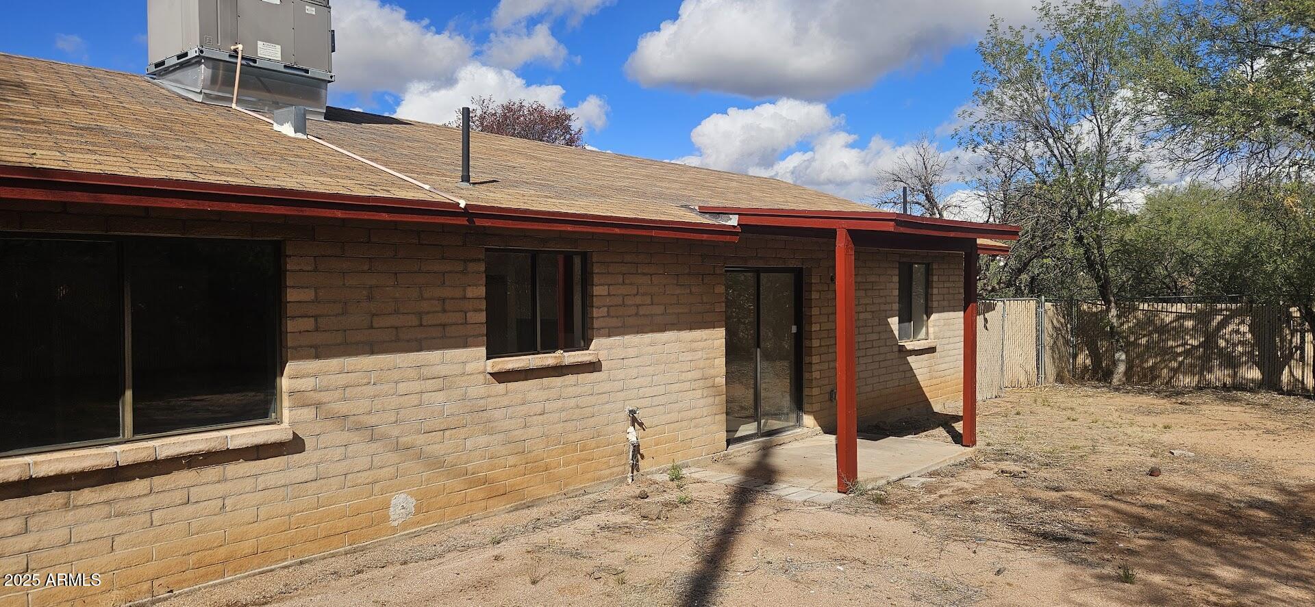 895 Via Esmeralda Rio Rico, AZ 85648 - Photo 5 of 16 20251120_113202