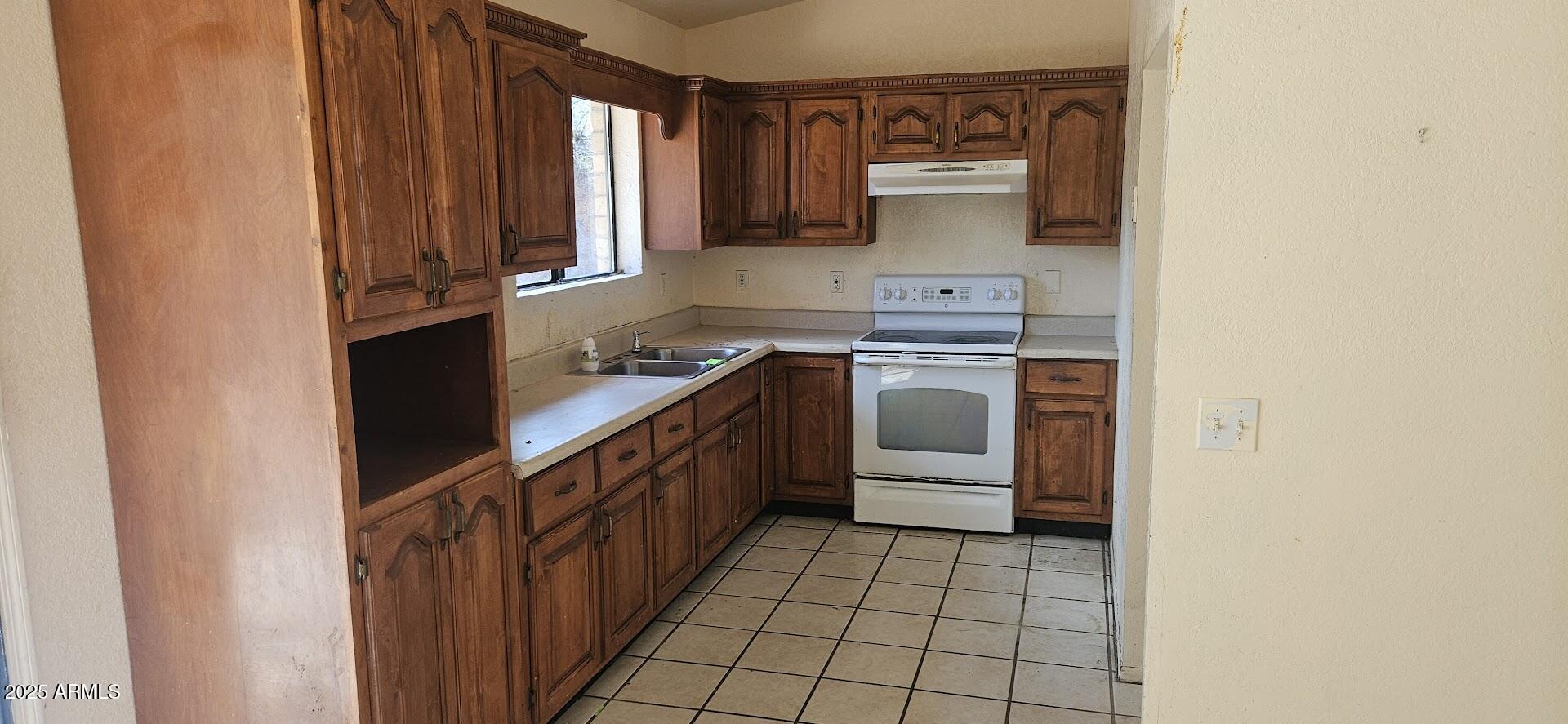 895 Via Esmeralda Rio Rico, AZ 85648 - Photo 10 of 16 20251120_113357