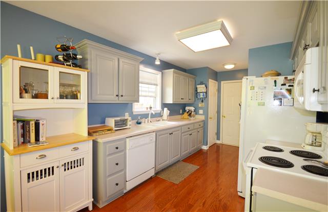 805 Sunset Point Mount Juliet, TN 37122 - Photo 6 of 15 Kitchen With Freshly Painted Cabinets