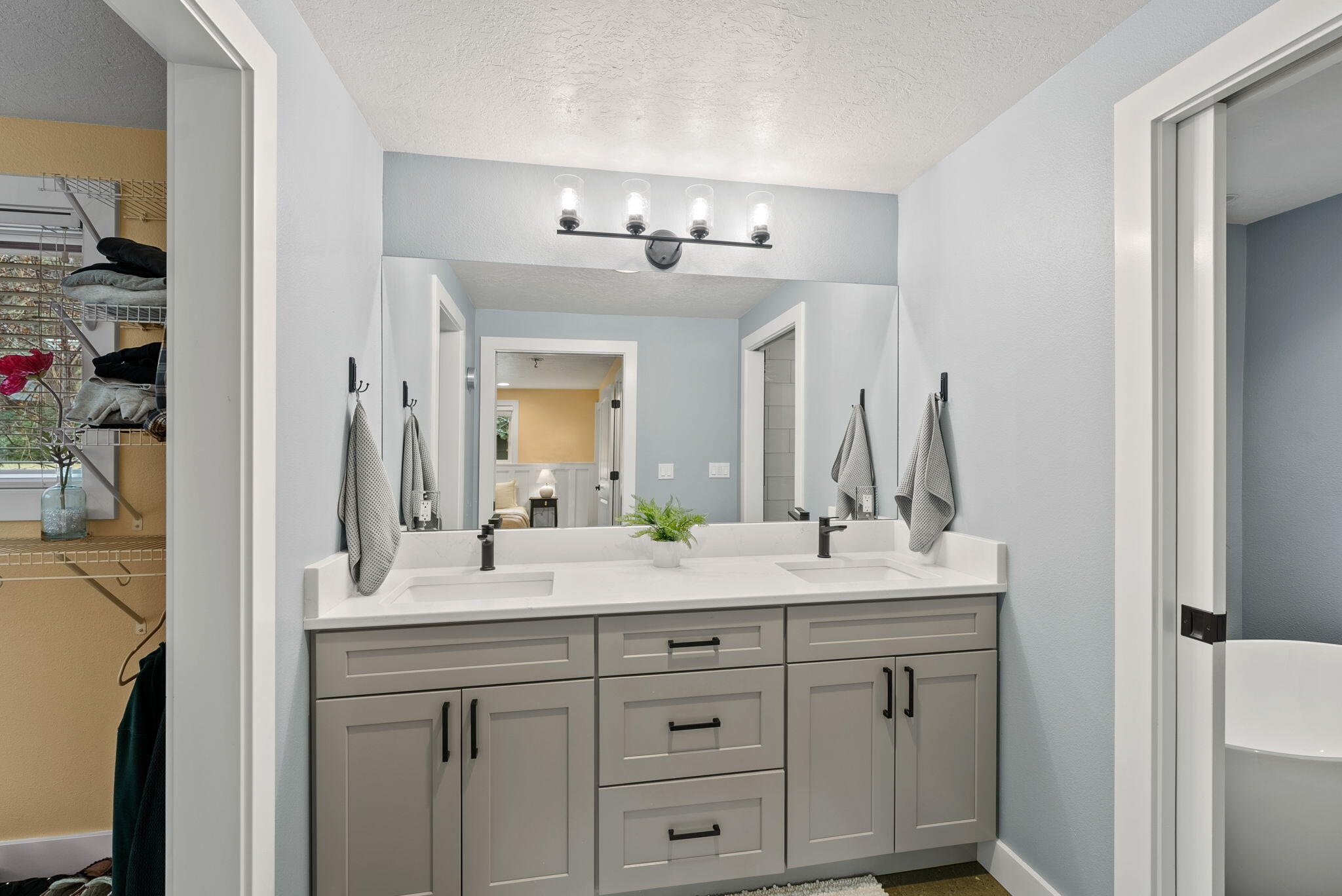 20380 Tailblock Road Bend, OR 97702 - Photo 15 of 32 Primary Bathroom
