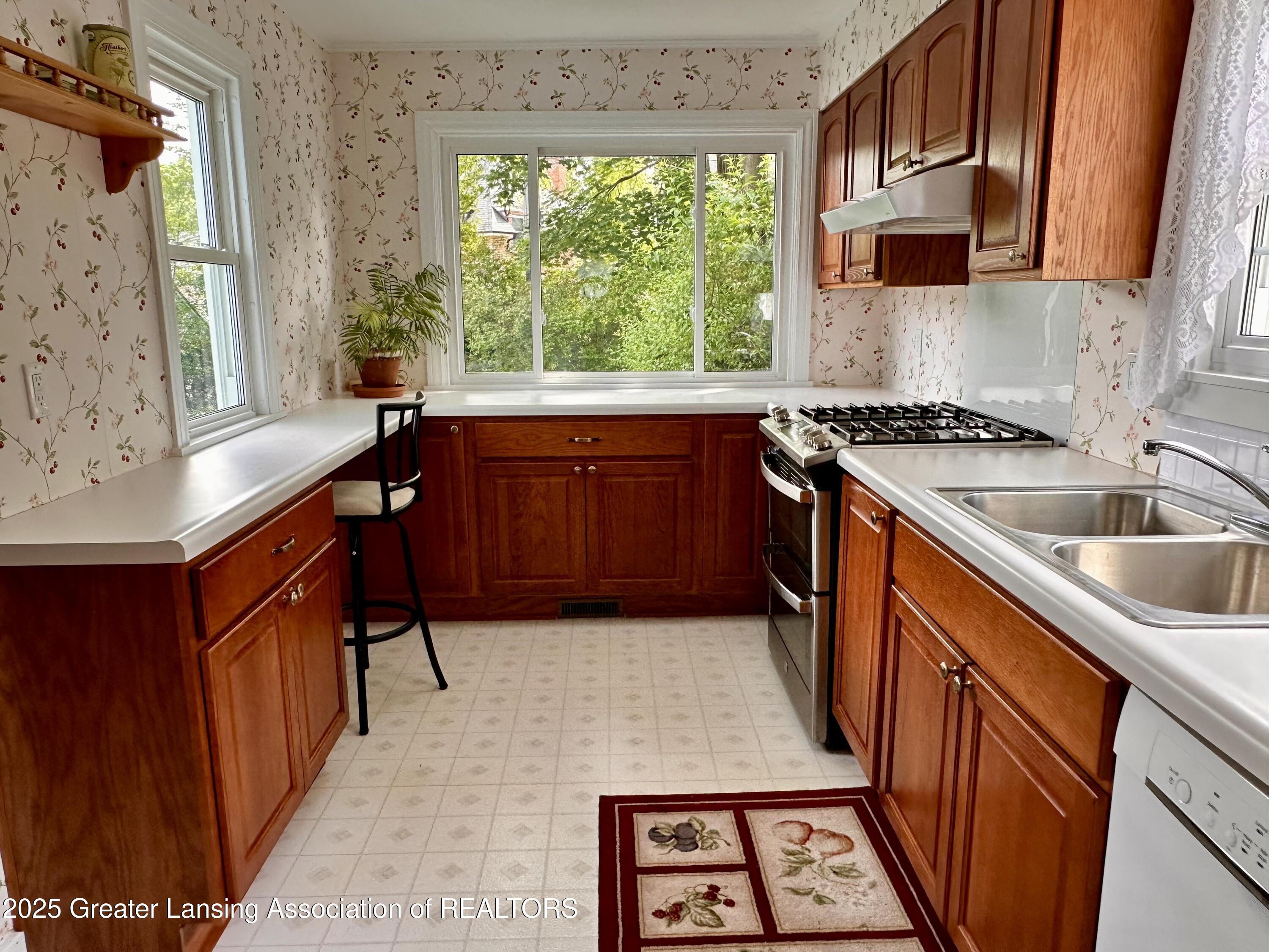 841 Huntington Road East Lansing, MI 48823 - Photo 13 of 29 841 Huntington kitchen