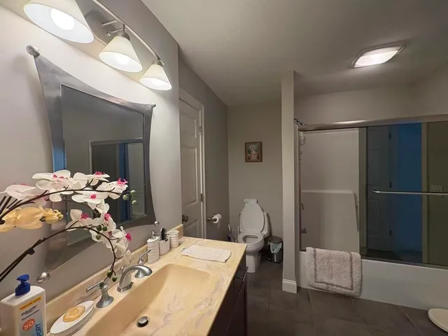 a en suite bathroom with a double vanity sink and mirror