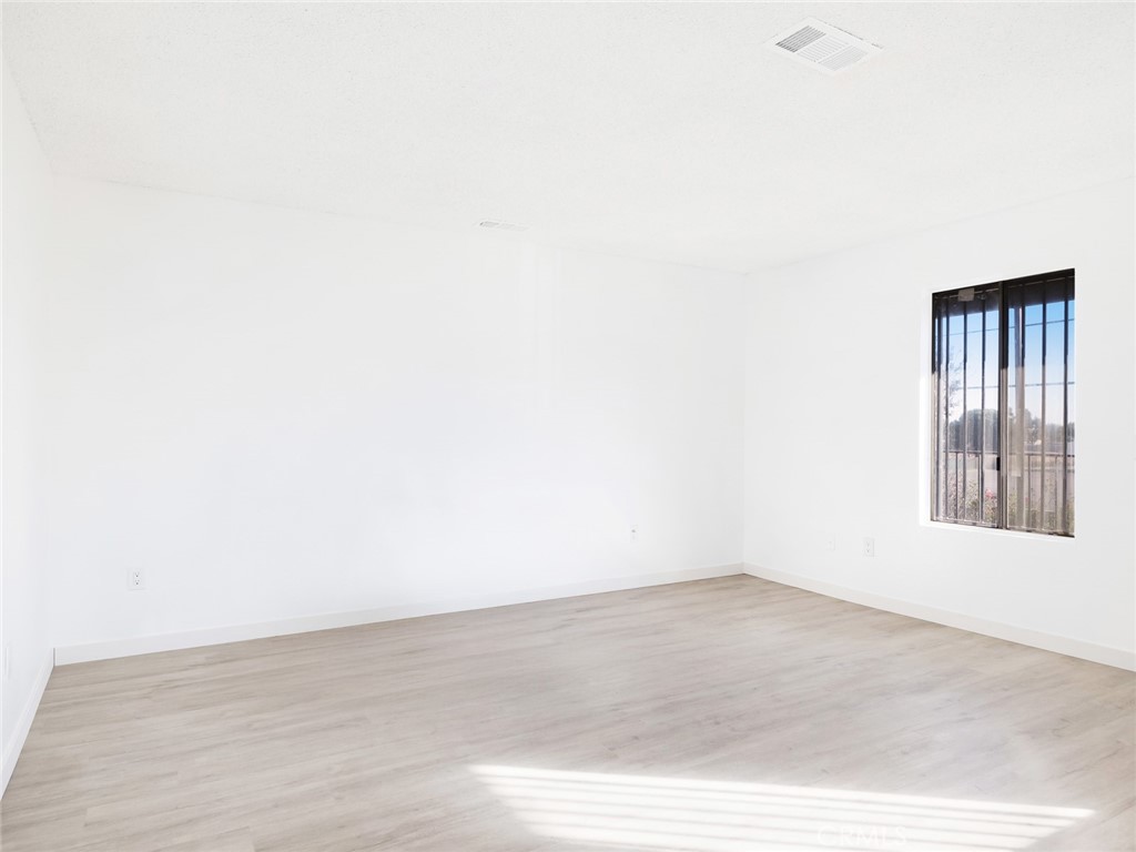 38423 10th Place East, Unit 3 Palmdale, CA 93550 - Photo 6 of 27 a view of an empty room