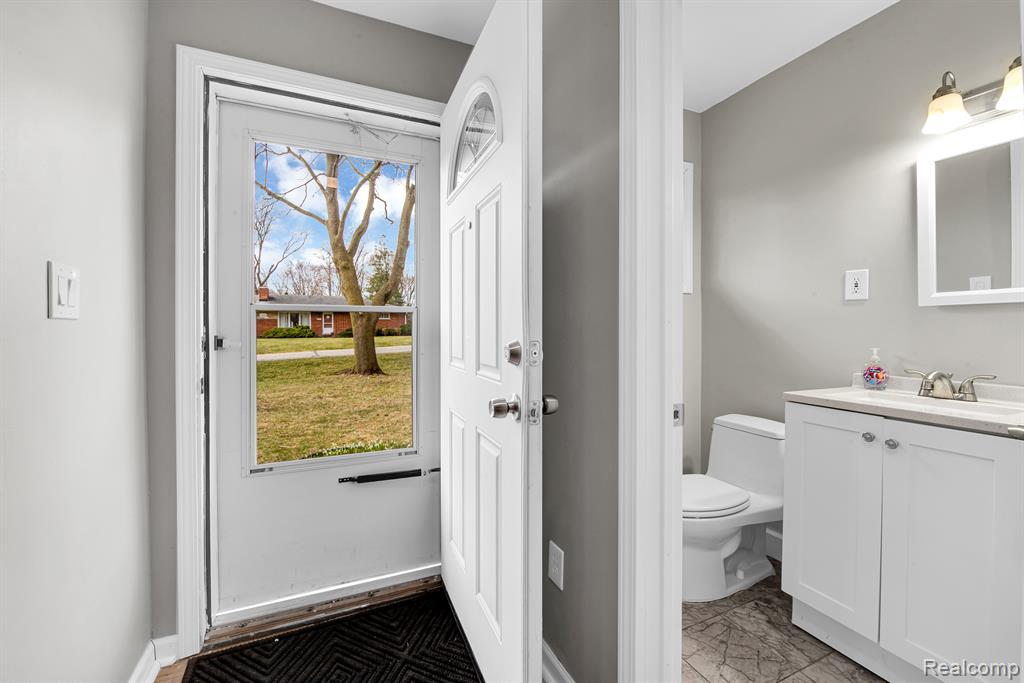 28390 New Castle Road Farmington, MI 48331 - Photo 11 of 37