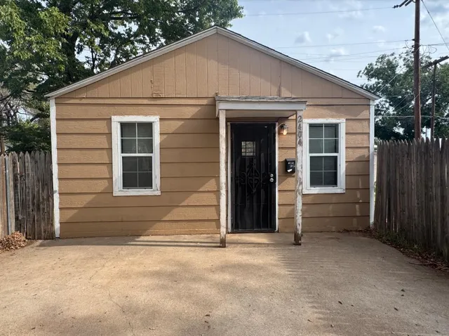 $500 | 2404 26th Street, Unit REAR, Lubbock, TX 79411
