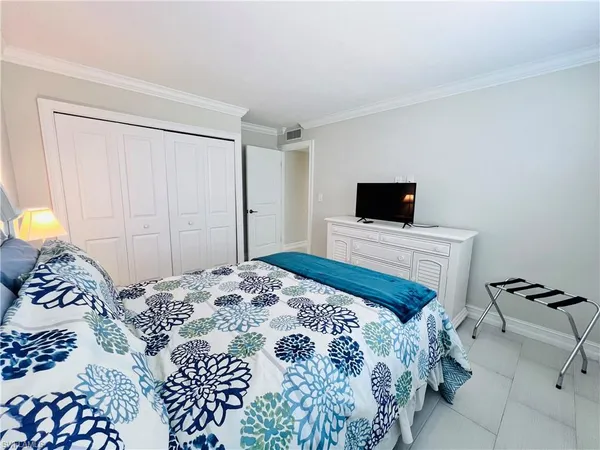 $2,200 | 5 Bluebill Avenue, Unit 303, Naples, FL 34108