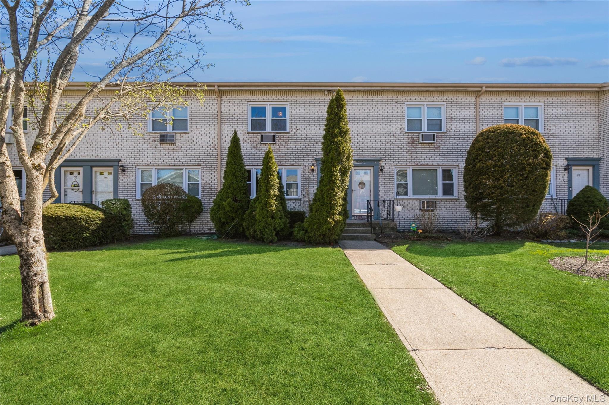 92 Cardinal Lane, Unit 92 Islip, NY 11751 - Photo 19 of 36 a view of a house with backyard and porch