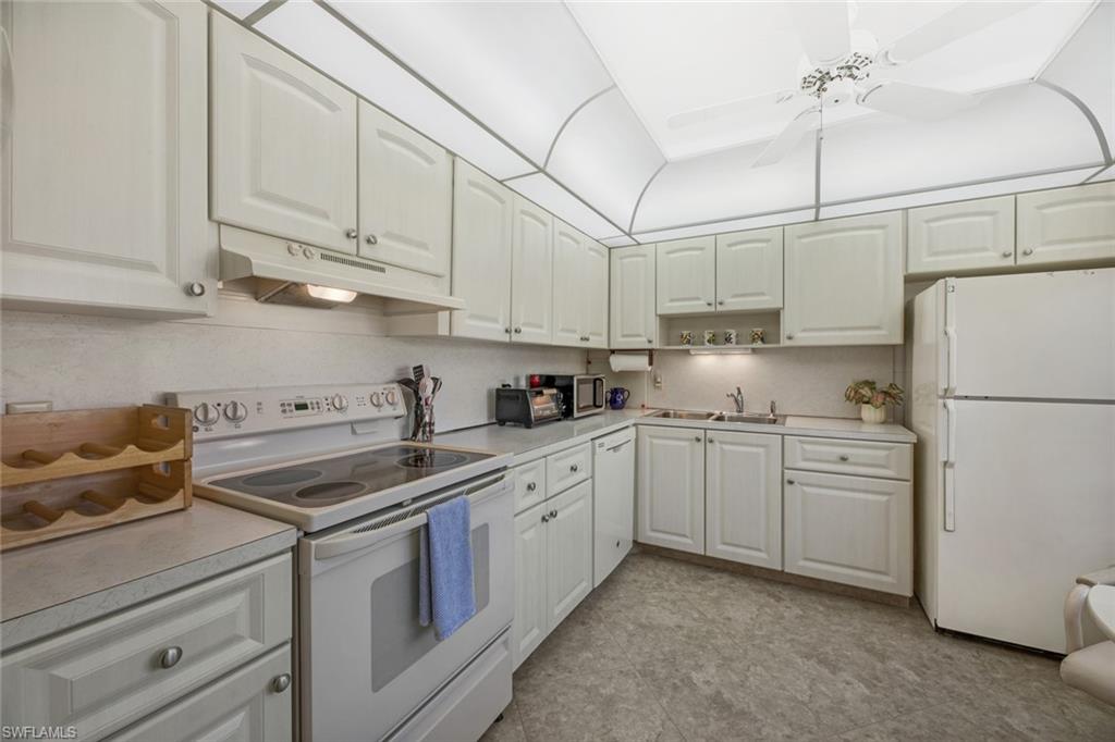 100 Winding Way, Unit 4 Naples, FL 34112 - Photo 6 of 50 Kitchen