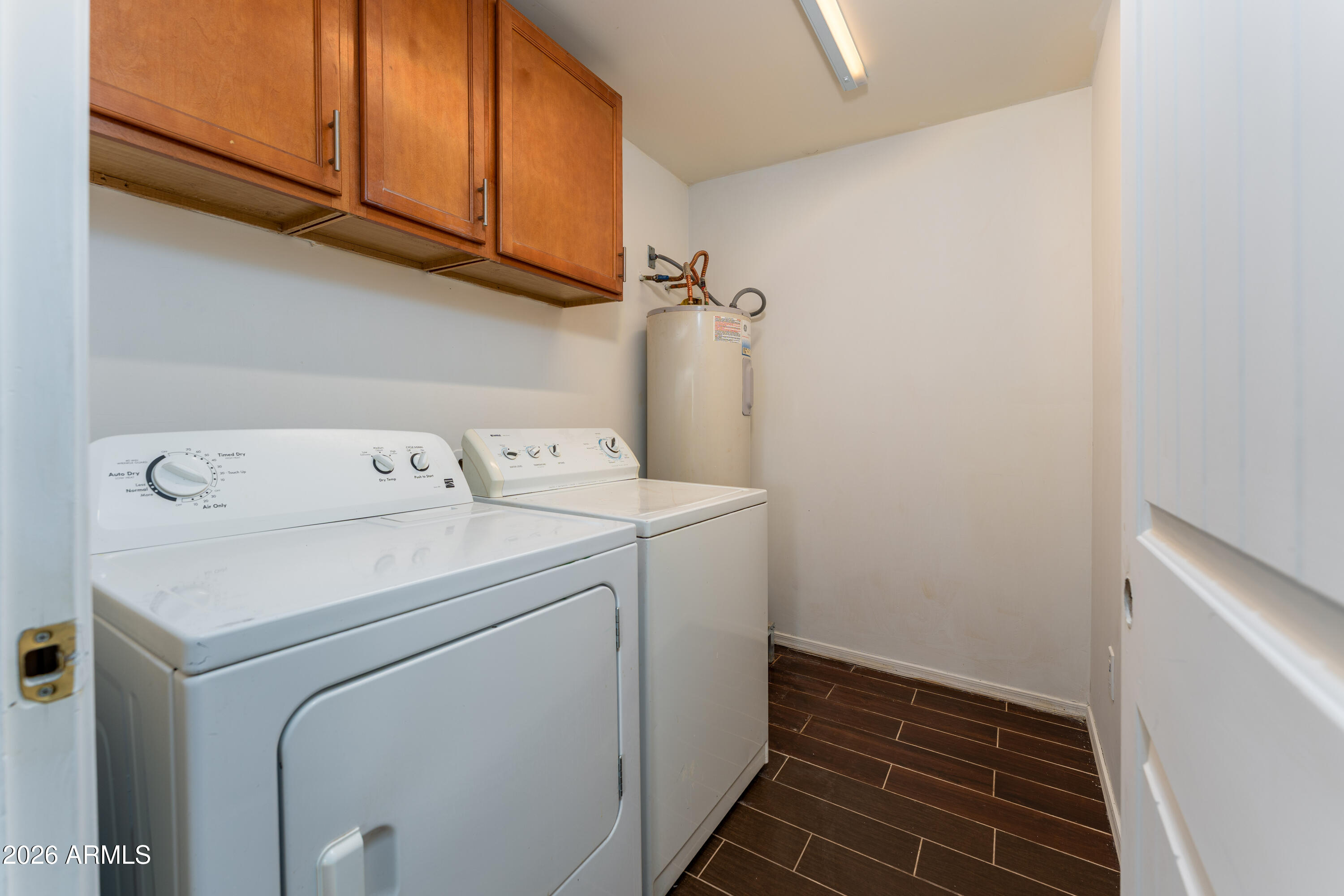 9616 North 11th Avenue Phoenix, AZ 85021 - Photo 22 of 32 a utility room with dryer and washer