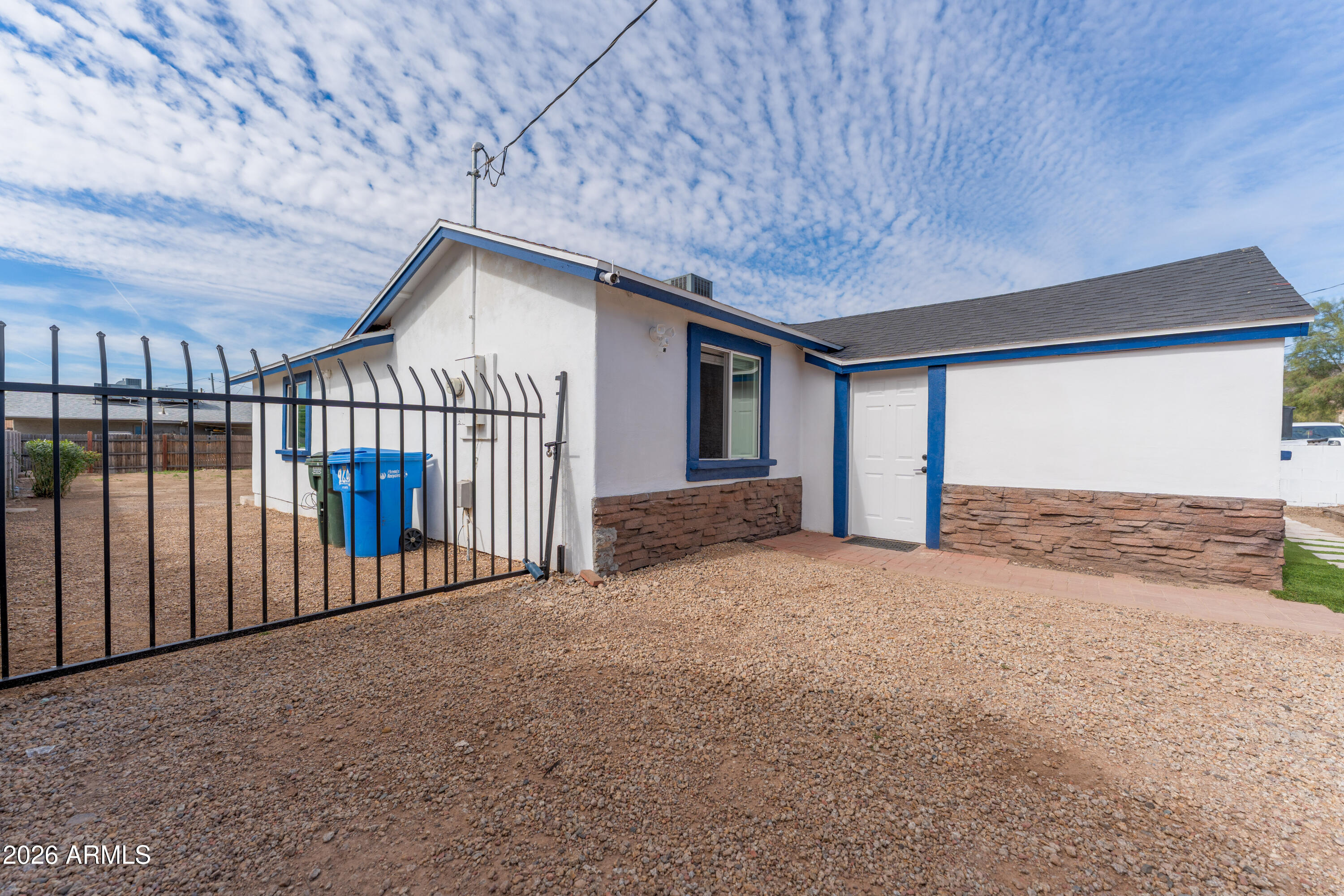 9616 North 11th Avenue Phoenix, AZ 85021 - Photo 4 of 32 a view of backyard with garage