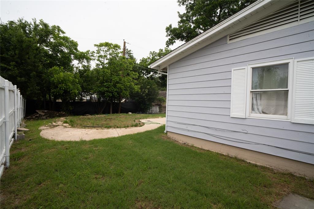 2136 Ridgeway Street Arlington, TX 76010 - Photo 28 of 32 a view of a backyard with a garden