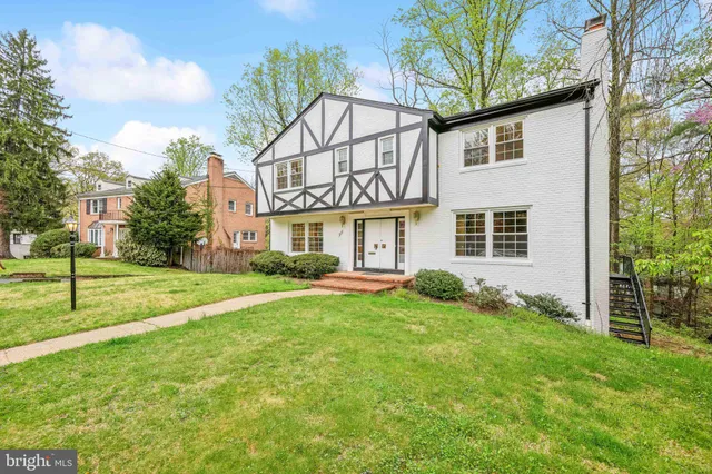 a view of a house with a yard and plants