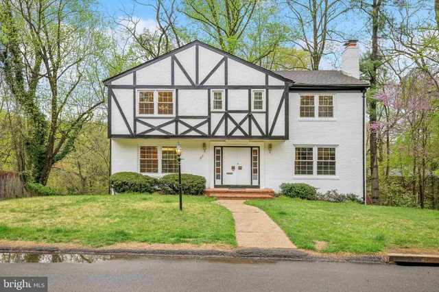a view of a yard in front of a house