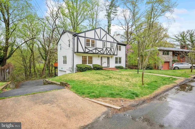 a view of house with a garden