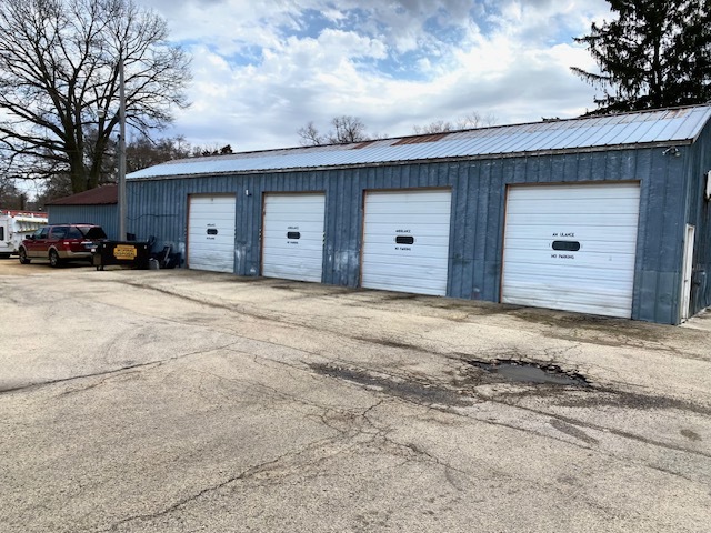 661 Reynoldswood Road Dixon, IL 61021 - Photo 3 of 21 a view of a car garage
