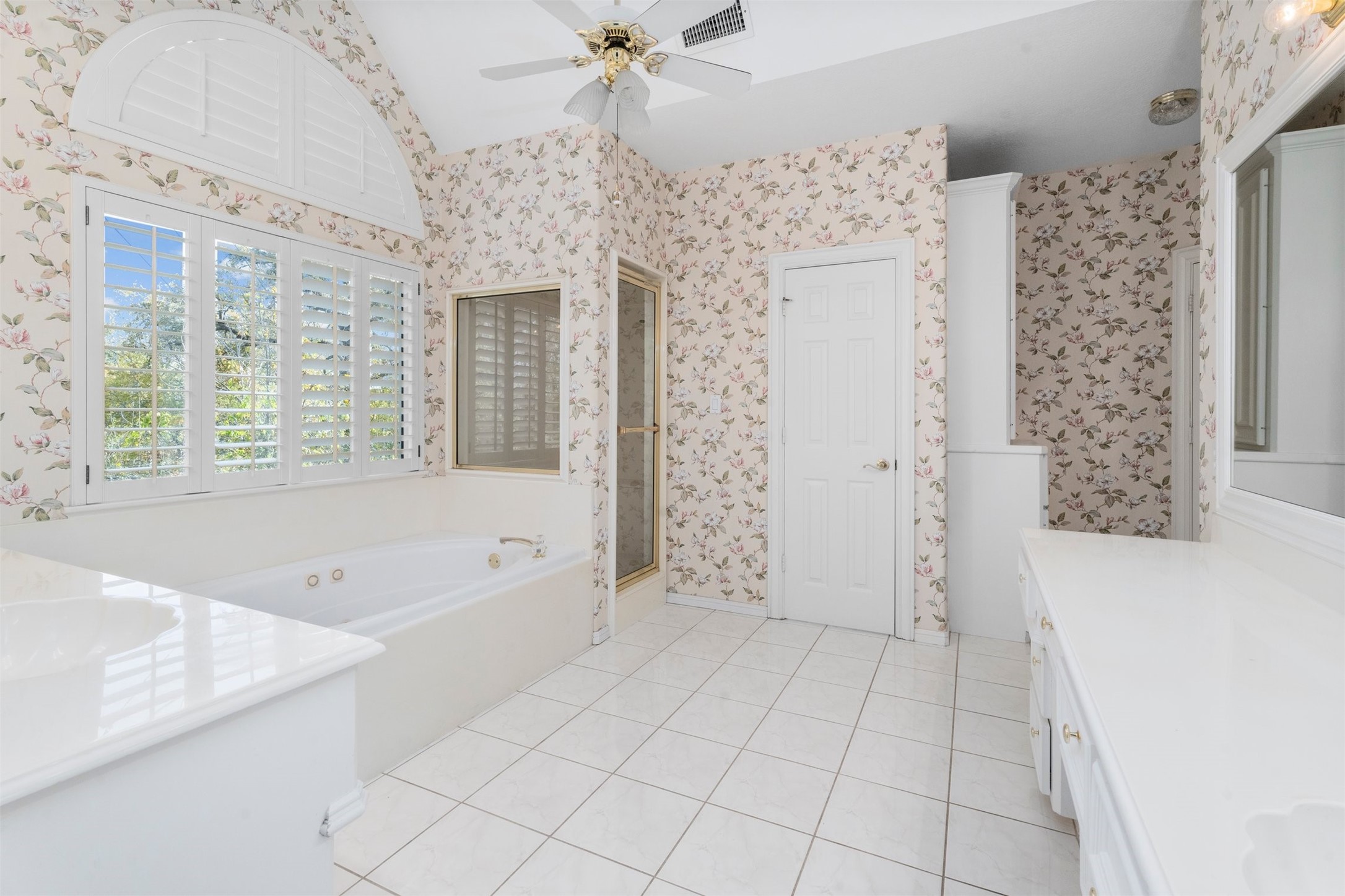 14210 Reissen Lane Houston, TX 77069 - Photo 31 of 34 a spacious bathroom with a bathtub and a shower