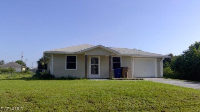 a view of a house with yard and garden