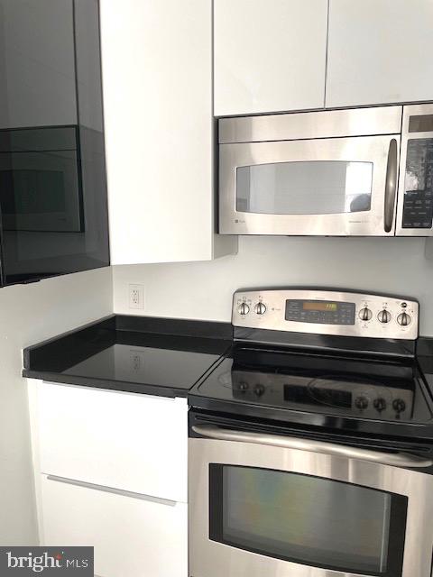 1600 Arch Street, Unit 1904 Philadelphia, PA 19103 - Photo 12 of 21 a close view of stove top oven