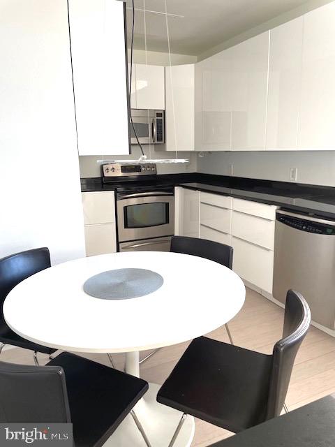 1600 Arch Street, Unit 1904 Philadelphia, PA 19103 - Photo 10 of 21 a kitchen with a table chairs and a stove