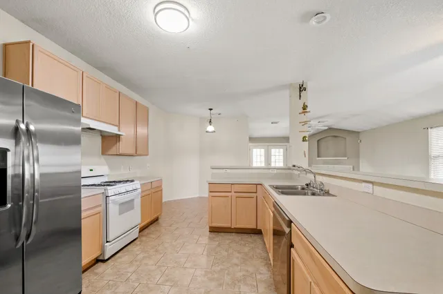 $2,100 | 17538 South Summit Canyon Drive, Houston, TX 77095