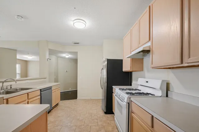 $2,100 | 17538 South Summit Canyon Drive, Houston, TX 77095