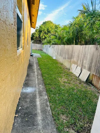 $3,600 | 833 Briggs Street, West Palm Beach, FL 33405
