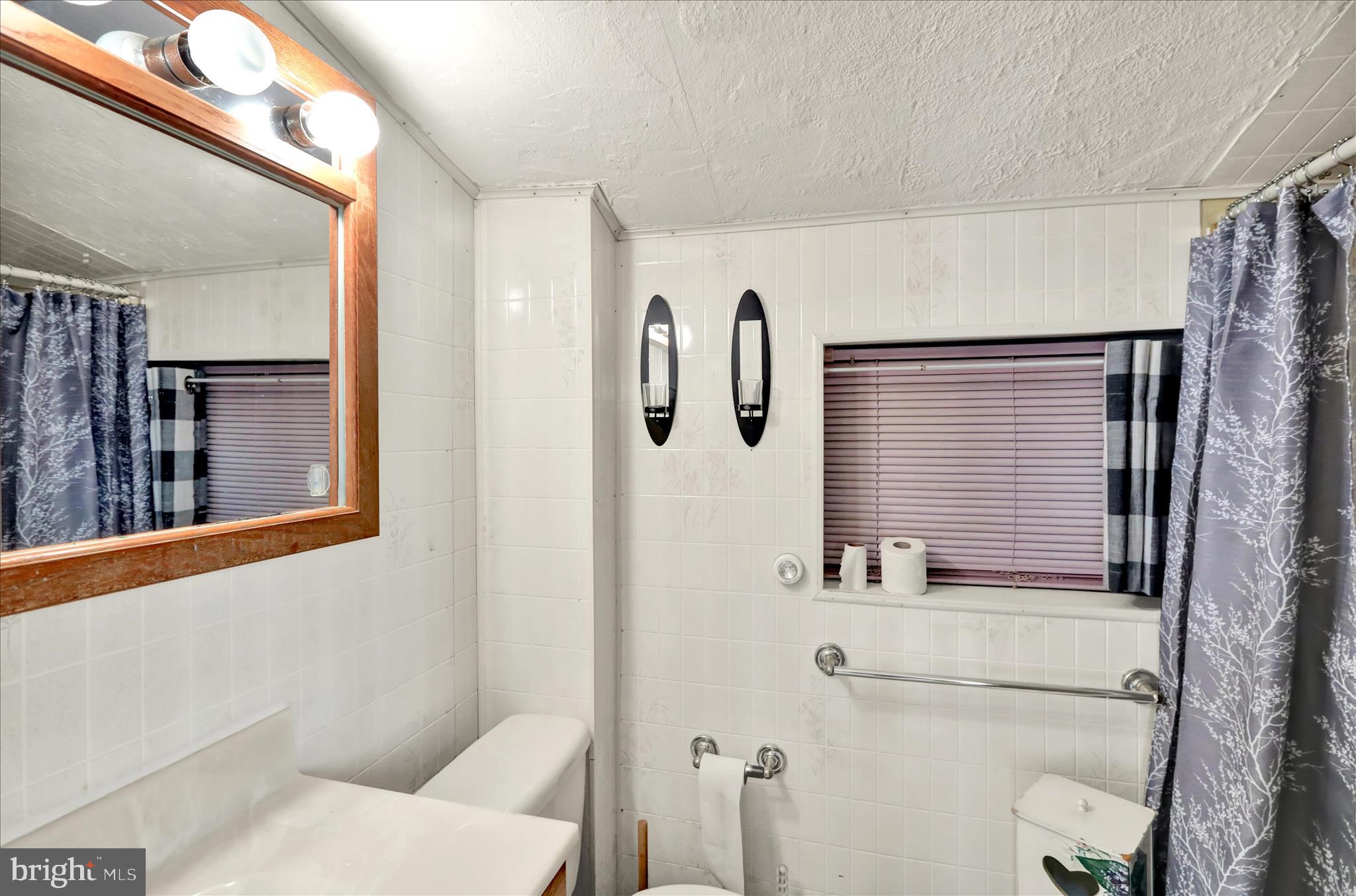 441 East Linden Street Reading, PA 19604 - Photo 5 of 16 Full bath on 1st floor