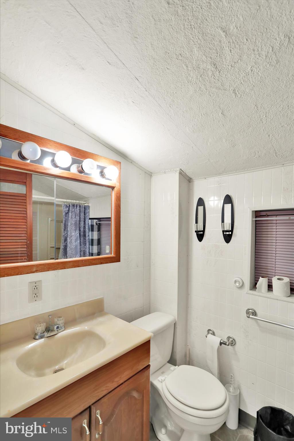 441 East Linden Street Reading, PA 19604 - Photo 6 of 16 Full bath on 1st floor