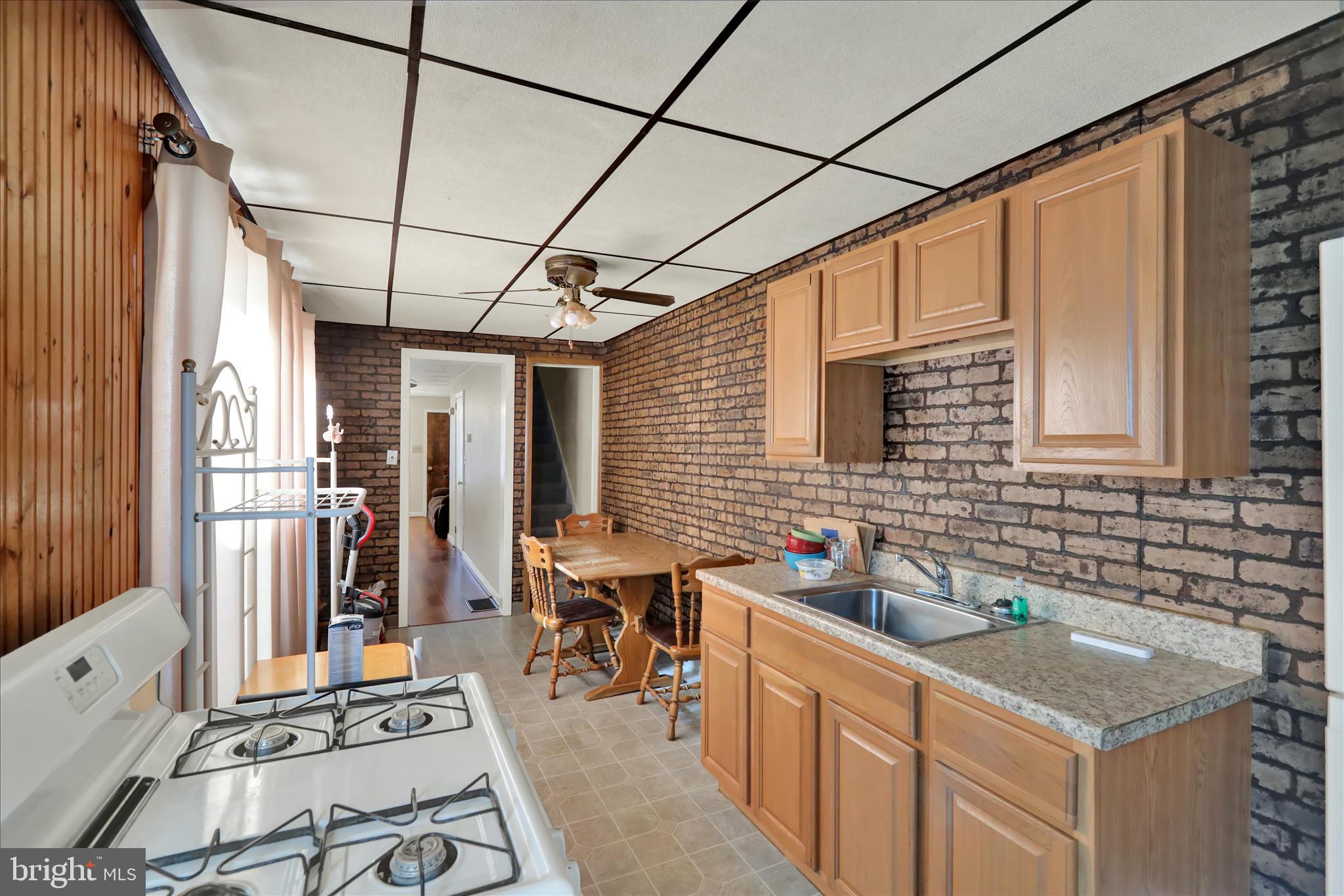 441 East Linden Street Reading, PA 19604 - Photo 9 of 16 Gas range