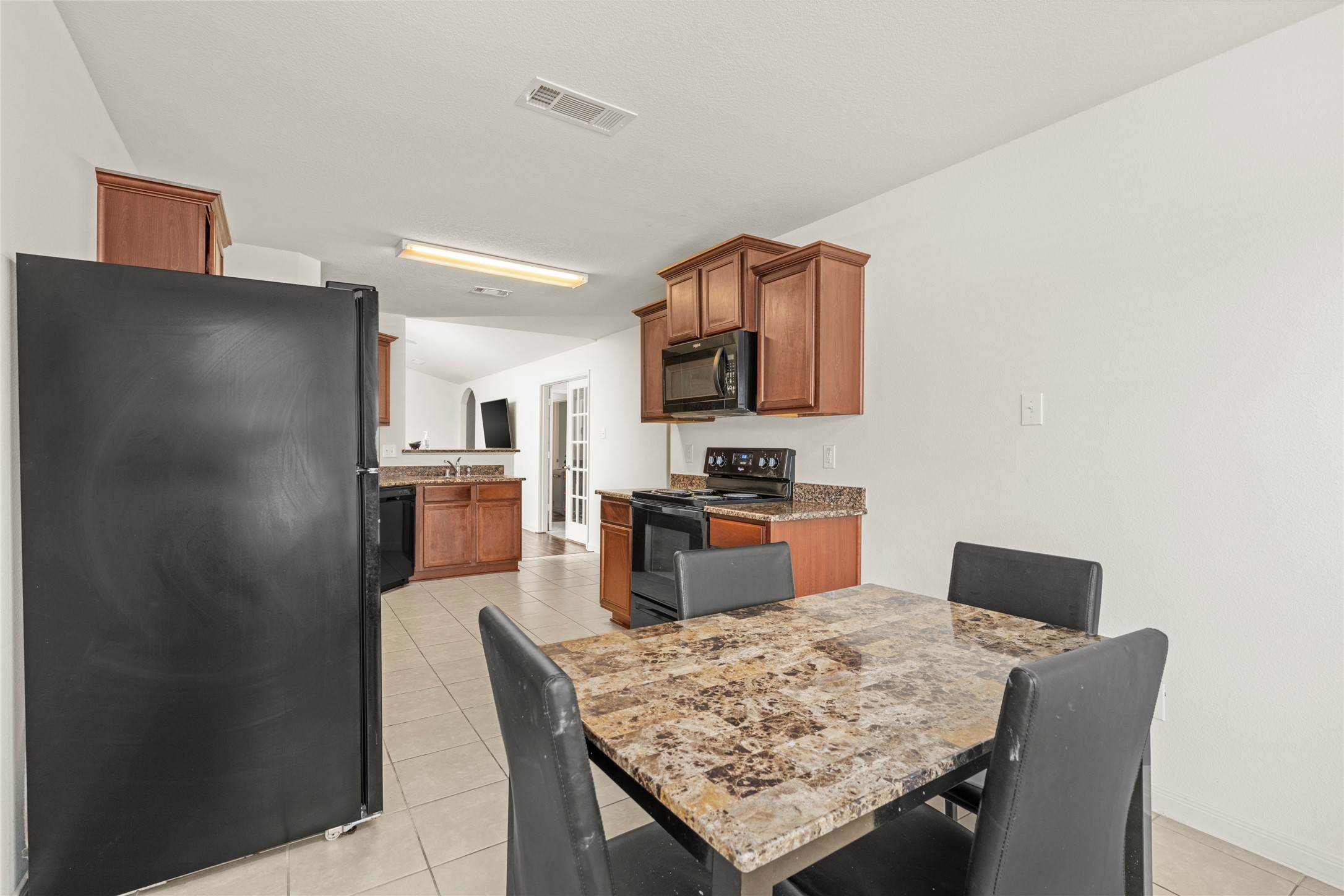9719 Montana Sapphire Lane Rosharon, TX 77583 - Photo 20 of 40 Open kitchen and dining area designed for convenient everyday living.