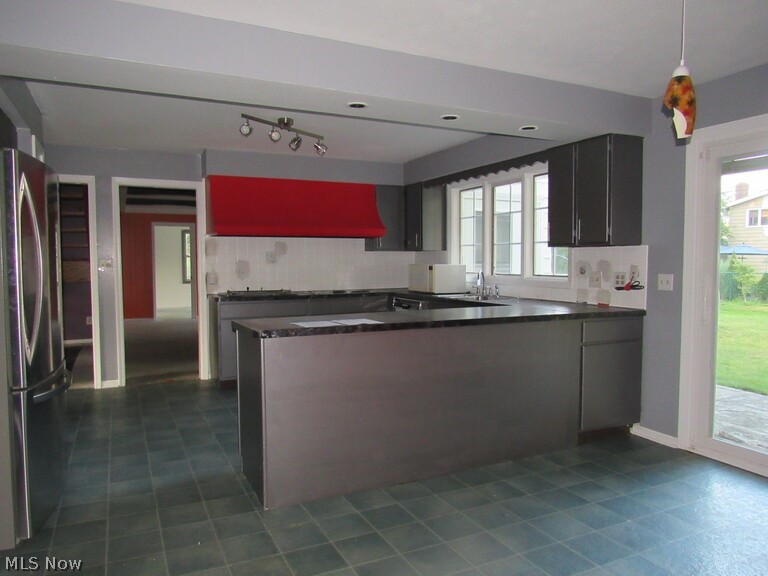 1847 Winchester Road Cleveland, OH 44124 - Photo 13 of 24 Kitchen