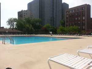 4343 North Clarendon Avenue, Unit 1113 Chicago, IL 60613 - Photo 6 of 7 a house with river in front of it