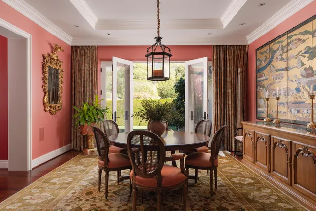 a room with lots of tables and chairs