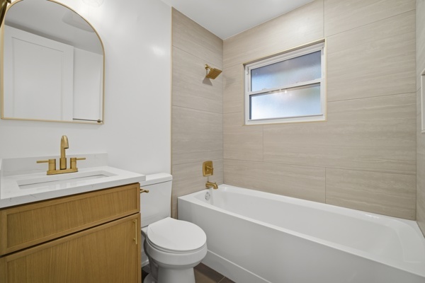 50 Glenview Road Glenview, IL 60025 - Photo 9 of 20 a bathroom with a sink toilet vanity and tub