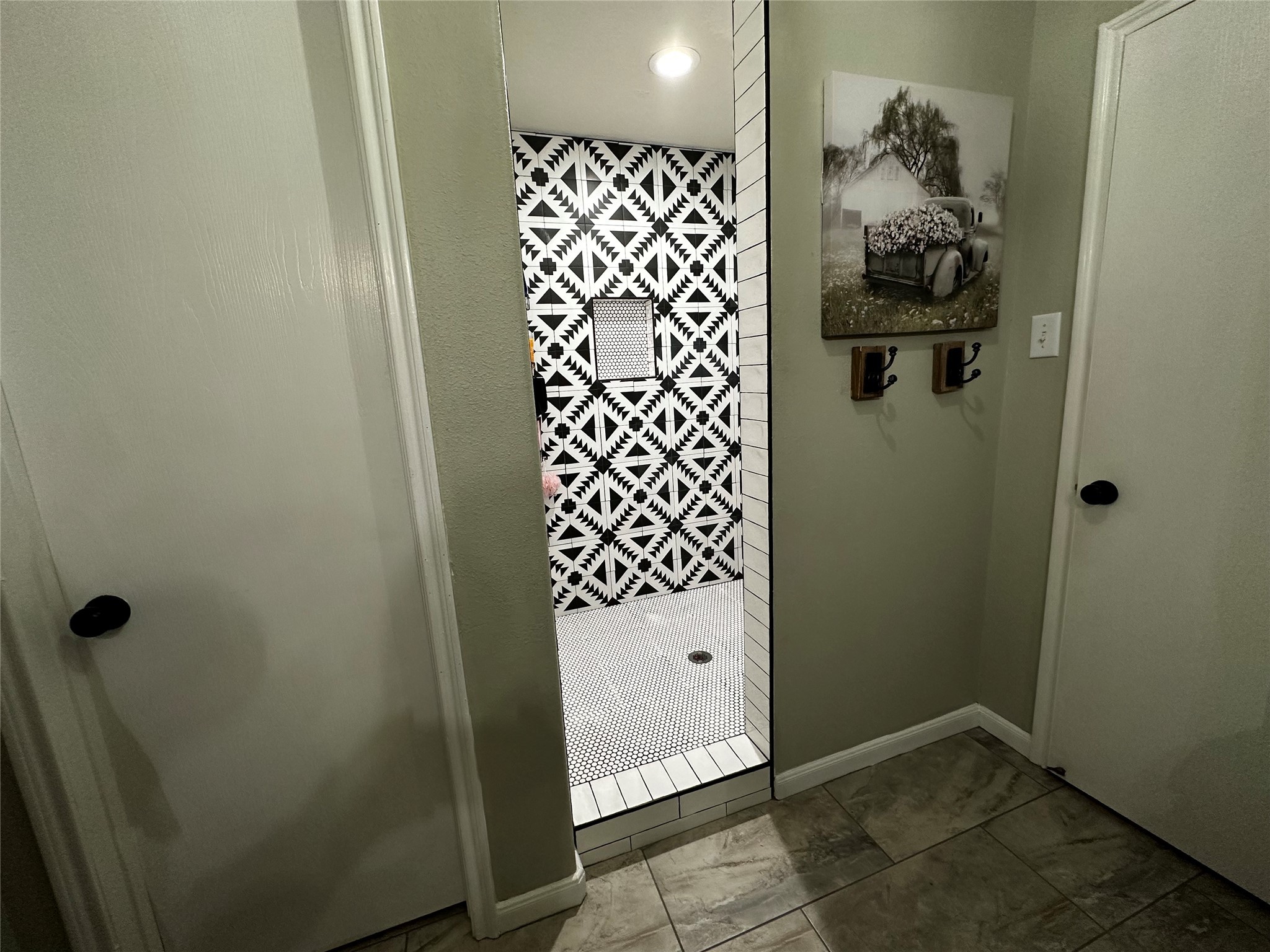 25401 Hunting Trail Magnolia, TX 77355 - Photo 25 of 50 a bathroom with a shower