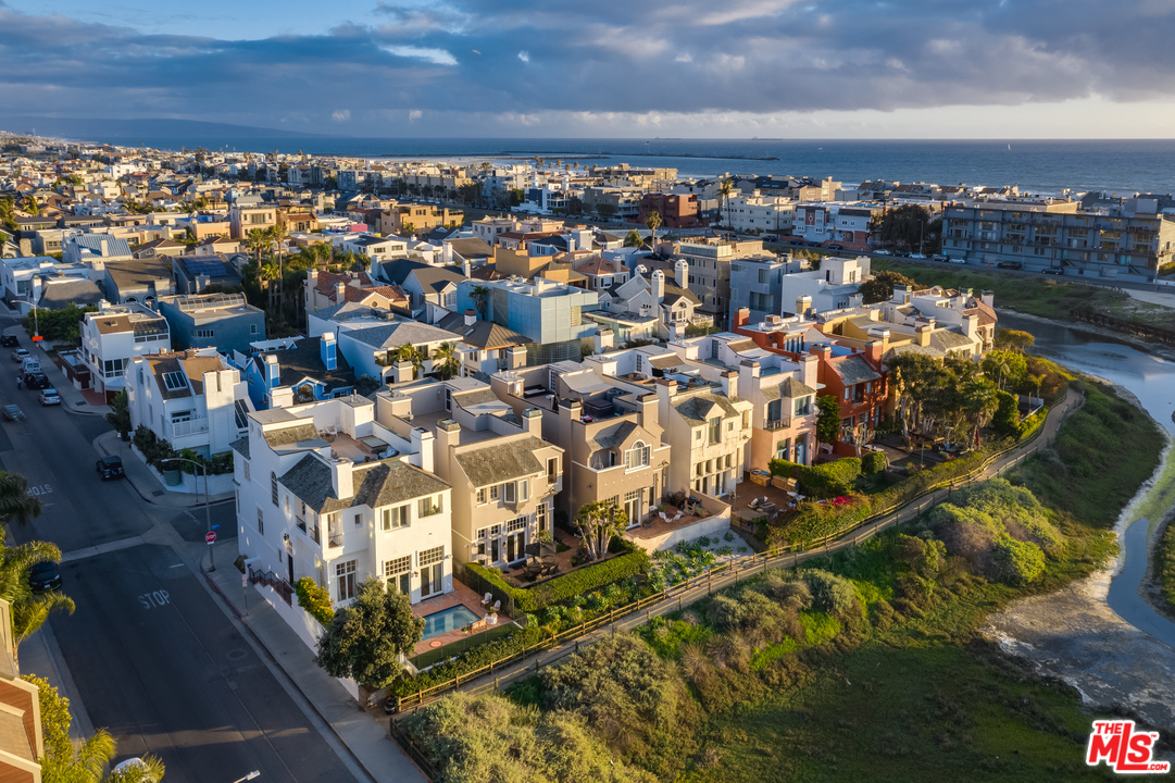 137 Roma Court Marina del Rey, CA 90292 - Photo 4 of 47