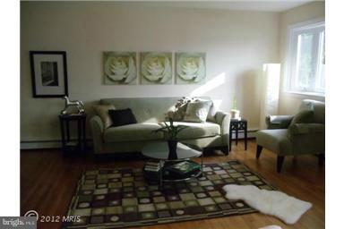 8420 Park Road Pasadena, MD 21122 - Photo 14 of 24 Living Room