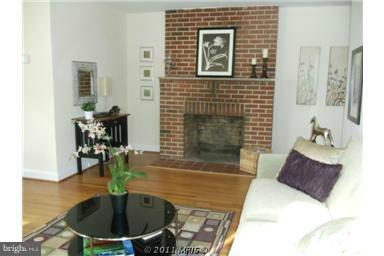 8420 Park Road Pasadena, MD 21122 - Photo 18 of 24 Living Room