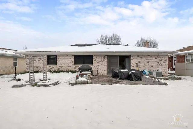 a view of a dinning table and chairs in the patio