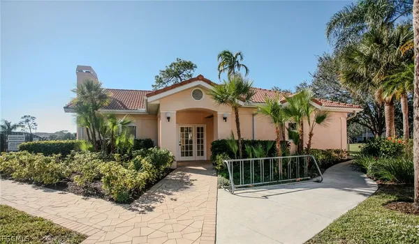 $1,900 | 732 Woodshire Lane, Unit I1, Naples, FL 34105