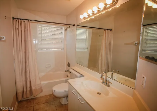 $1,900 | 732 Woodshire Lane, Unit I1, Naples, FL 34105