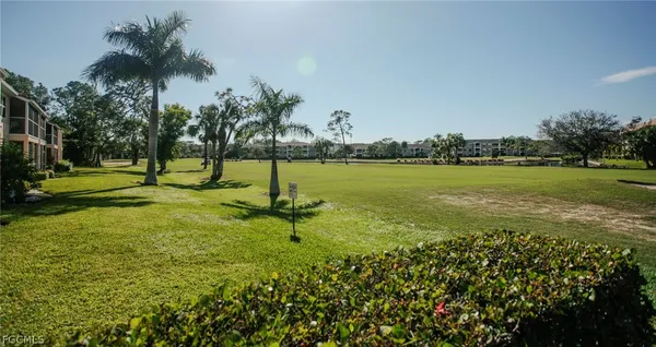 $1,900 | 732 Woodshire Lane, Unit I1, Naples, FL 34105