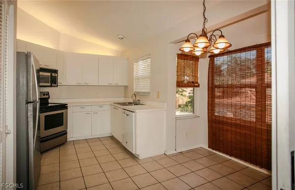 $1,900 | 732 Woodshire Lane, Unit I1, Naples, FL 34105