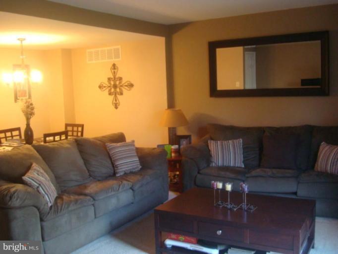 38 Bohn Court Rosedale, MD 21237 - Photo 4 of 30 Living Room