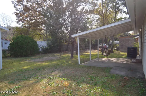 a view of a backyard