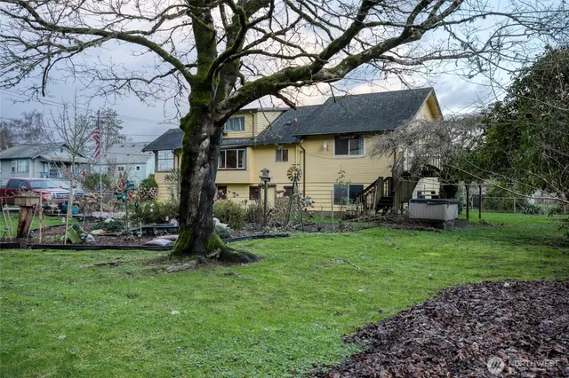 a view of a house with a yard