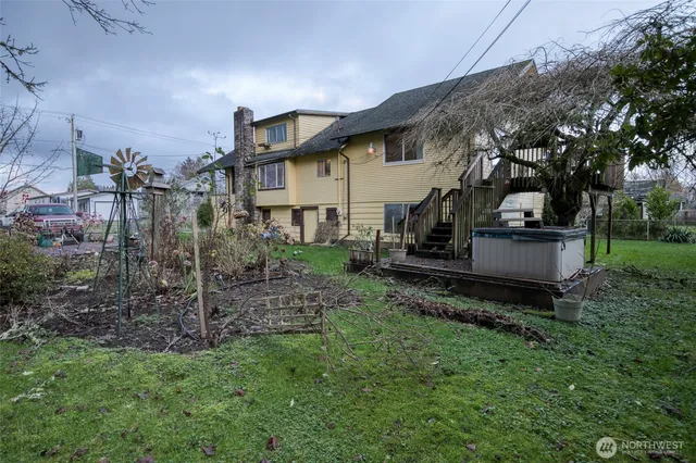a view of a back yard of the house