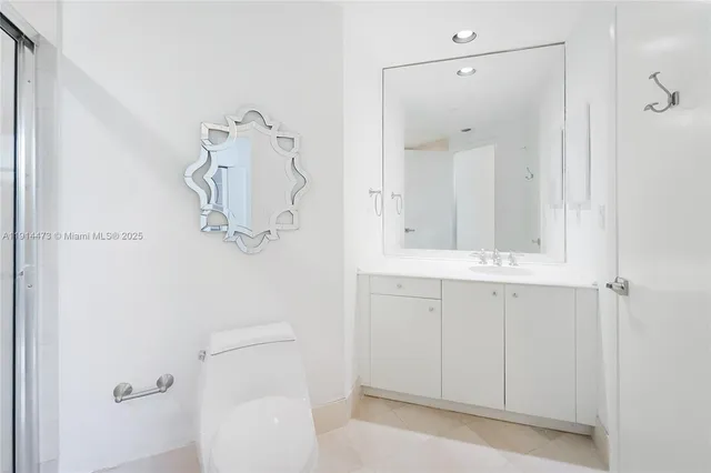 $11,500 | 300 South Pointe Drive, Unit 405, Miami Beach, FL 33139